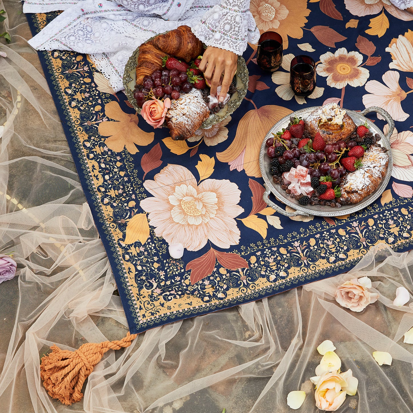 Grandé Fleur Picnic Rug Nightshade